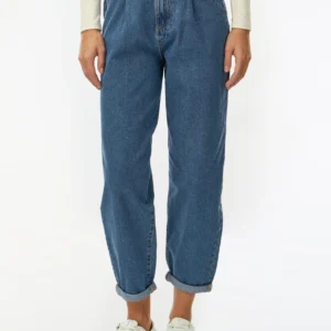High-waisted slouchy jeans