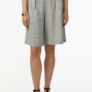 Long shorts made of blended linen